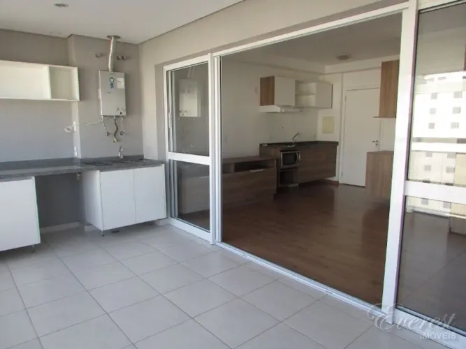 APARTAMENTO 40m² COM VARANDA e AR CONDICIONADO, PROX. AO SHOPPING FREI CANECA - BELA VISTA