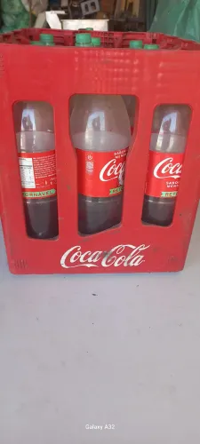 Vendo caixa de coca cola com os frascos completo
