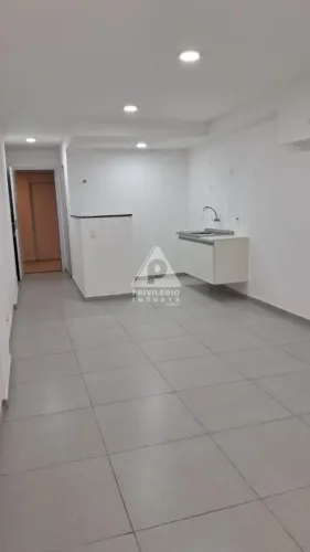 PRIVILÉGIO VENDE STUDIO NO CENTRO DO RIO COM VARANDA