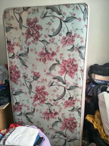 Vendo cama de solteiro semi nova 