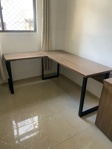 Mesa de escritório e armário