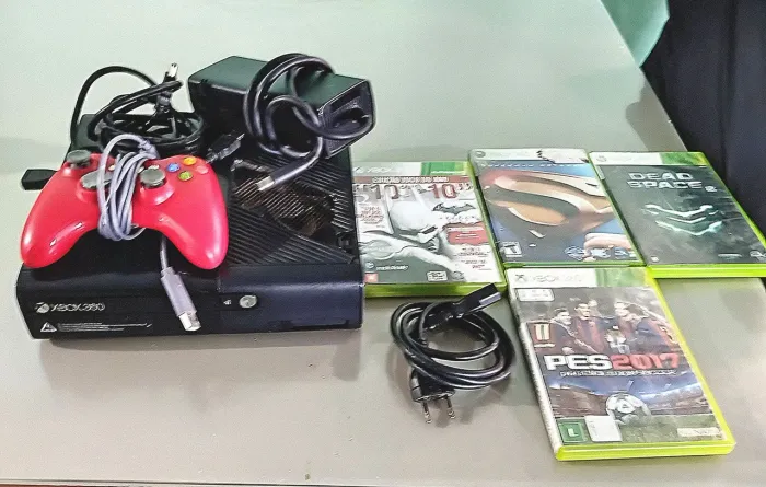 XBOX 360 SEMI NOVO COM 1 CONTROLE DA COR VERMELHA E MAIS 4 JOGOS COM CABOS ORIGINAIS