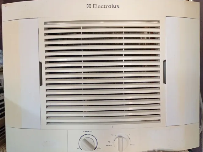 Ar condicionado 10 mil BTUs energia 220 volts gelando ótimo r$550