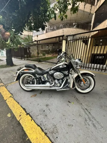 Harley Davidson Softail Deluxe 2011 Branca e Preta