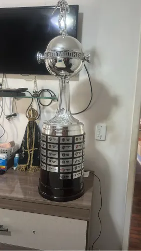 Réplica da taça da libertadores do Flamengo com 1 metro de altura e pesa quase 10 kg