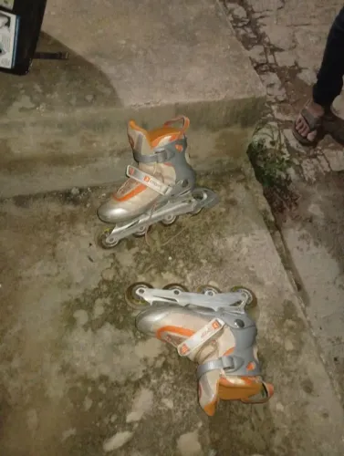 Vendo cadeira de criança para carro e um par de patins