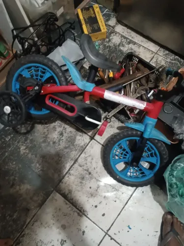 Bike aro 12 azul e vermelho para criança de 3 a 5 anos