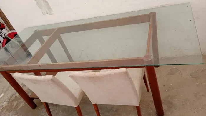 Mesa de jantar 4 cadeiras em vidro.pra vender logo.