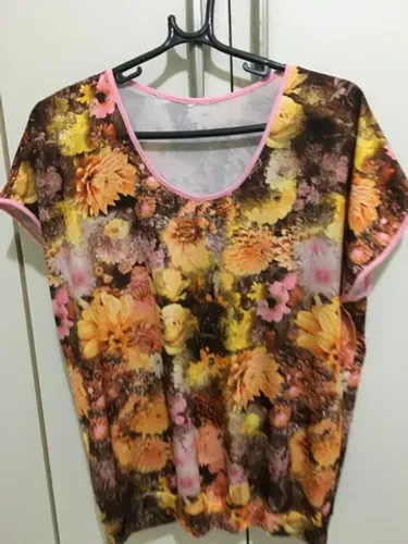 Belíssima blusa em tecido jersey estampado floral!