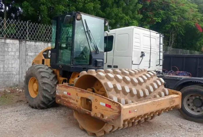 Rolo Compactador Caterpillar 533E ano 2013 com Pé de Carneiro, 4600 horas, em SP