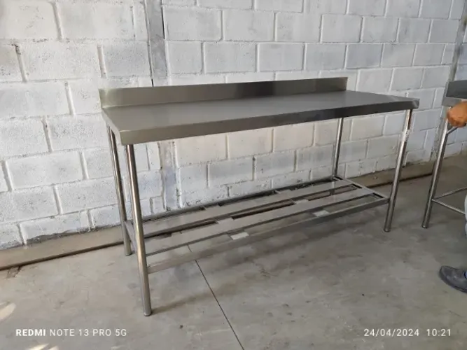 Mesa de aço inox Excelente bem Reforçada