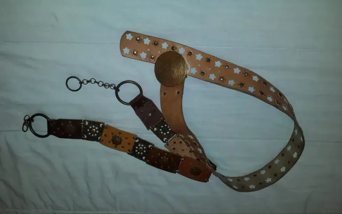 Cintos Vintage em couro e metal