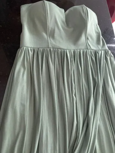 Vestido verde menta com várias formas de amarrações.