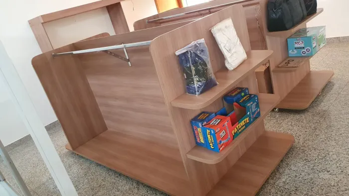 Arara, expositor de roupas
