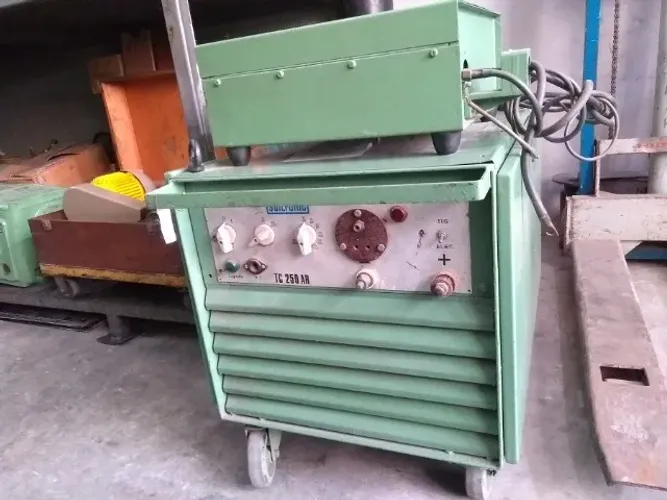 Solda TIG marca Soltronic de 250 Amps e Retificadora de Solda, com Tocha