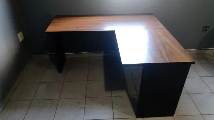 Mesa em l 2 partes amadeirada com base preta