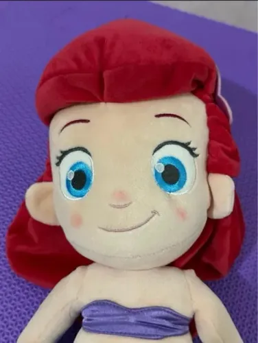 Boneca de pano pelucia princesa Ariel da Disney Store de Orlando