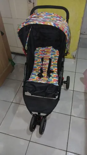Carrinho de Bebê Compacto e Colorido