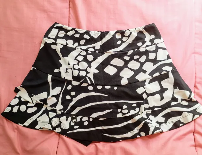 Short Saia Preta e Branca Estampada para academia 