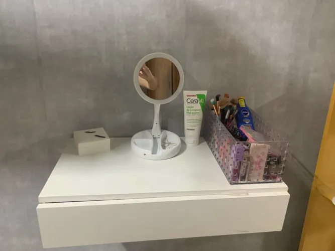 Penteadeira branca suspensa com gaveta