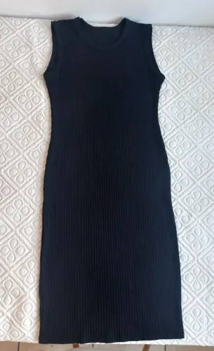 Vestido preto canelado