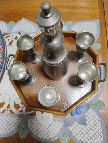 Conjunto de licoreira e taças em estanho para Bebidas