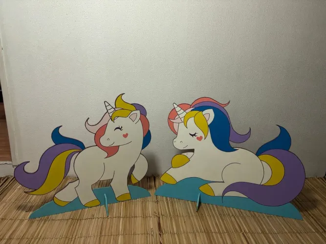 Unicórnios de madeira para decoração
