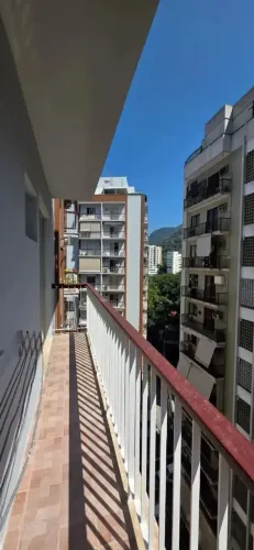 LOCAÇÃO DE APARTAMENTO NA RUA PIO CORRÊA, CONDOMÍNIO COM SERVIÇOS