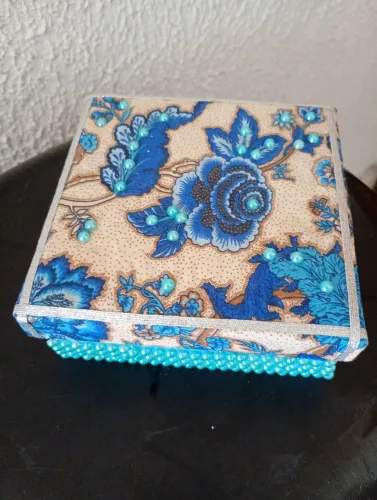 Caixa decorativa floral com detalhes em pérolas
