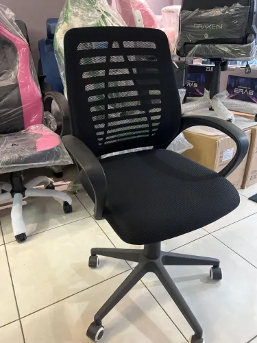 Cadeira de escritório preta ergonômica Tok&Stok