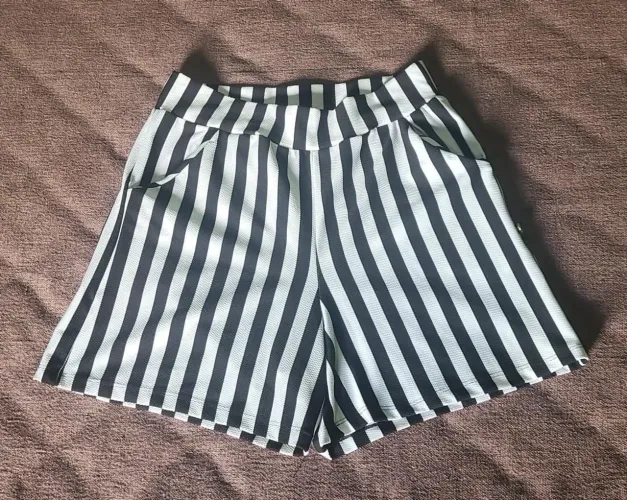 Short Listrado Preto e Branco