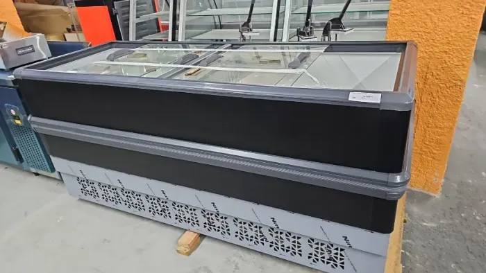 Refrigerador ilha vidro reto preta POLAR (IRIS)