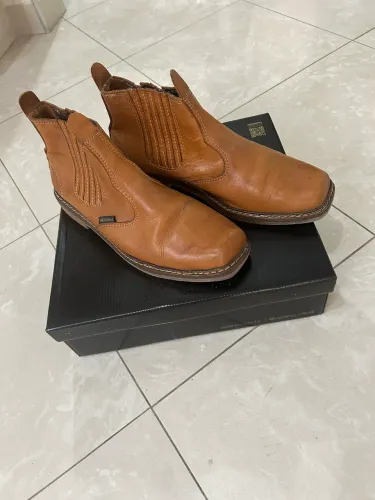 Bota de couro 44