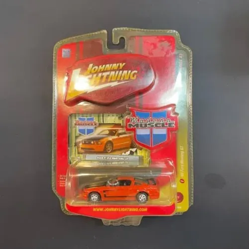 Miniatura Johnny Lightning 2005 Ford Mustang GT