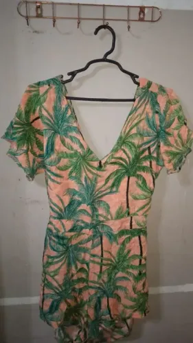 Macacão de Alça com Estampa de Palmeiras