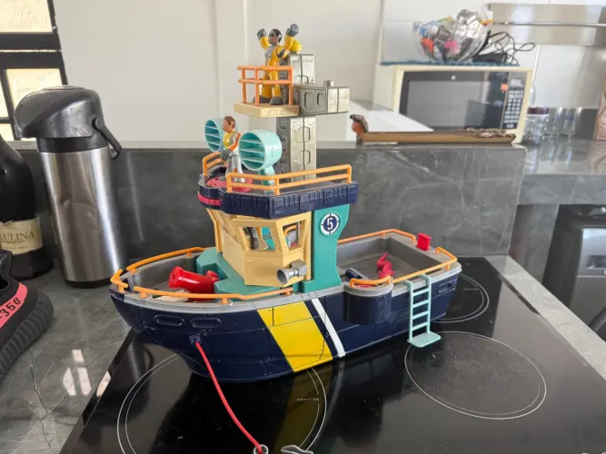 Barco de Brinquedo com Figuras