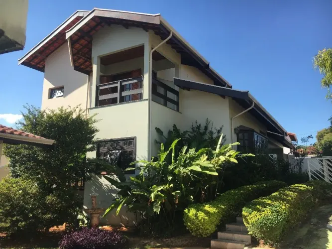 Casa sólida , super bem localizada no SAN Conrado