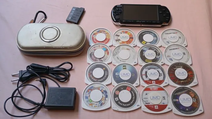 PSP 3001 ótimo 16 jogos UMD + acessórios 
