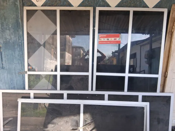 Vendo portão de vidro .