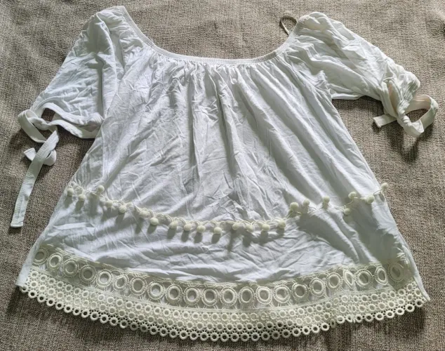Blusa branca feminina com detalhes em pompom