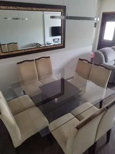 Mesa de jantar de vidro com 8 cadeiras