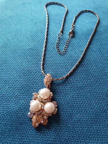 Colar dourado perolas e strass