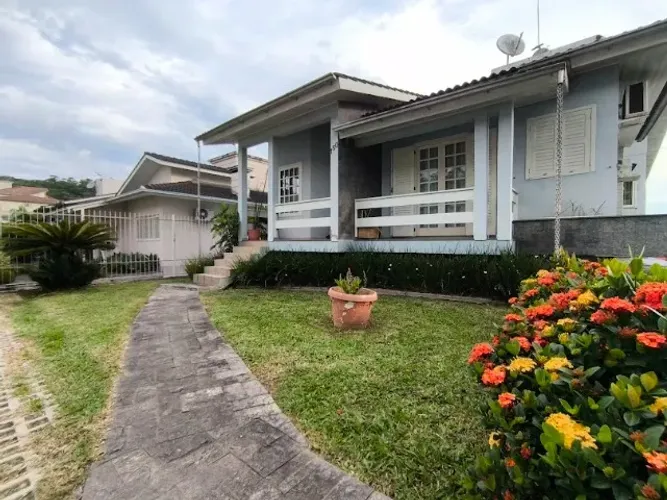 Casa AMPLA 4 dorm bairro michel em Criciúma ACEITA apto e parcela direto a curto prazo 