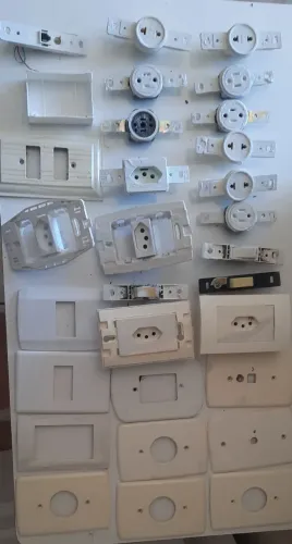 INTERRUPTORES E TOMADAS ELETRICOS