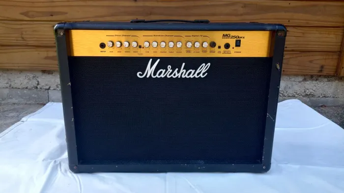Amplificador para Guitarra Marshall MG250DFX