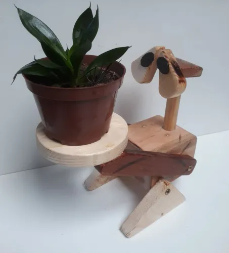 Lindo expositor  temático  para pequenos vasos de plantas ou outros objetos. 