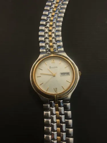 De$1600 por$1390 Relógio Bulova Dourado e Prata TODO ORIGINAL
