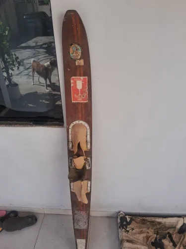 1 pe de esqui aquático antigo no estado