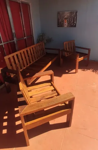 Conjunto de Sofá e Poltronas de Madeira