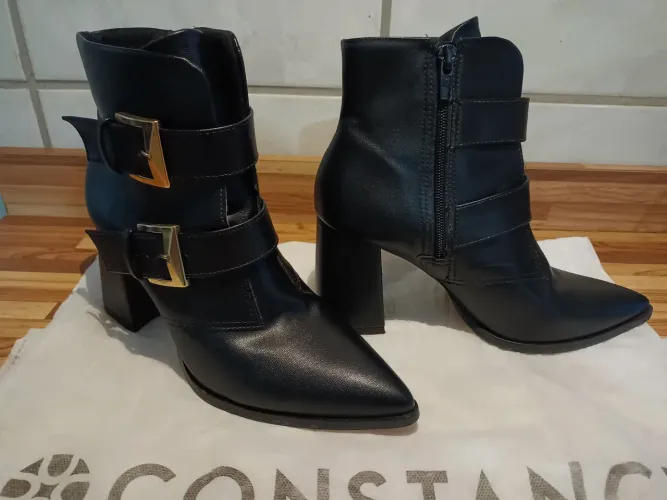 Bota Ankle Boot Preta com Fivelas - Constance - Tamanho 34
